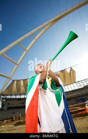 Fußballspieler mit südafrikanischen Flagge weht Vuvuzela, Moses Mabhida Stadium, Durban, Provinz Kwazulu-Natal, Südafrika Stockfoto