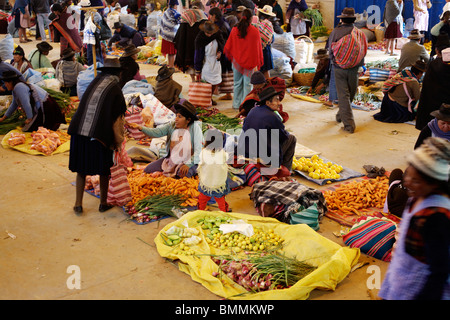 Händler verkaufen Obst und Gemüse auf dem Markt von Tarabuco findet jeden Sonntag in der Nähe von Sucre in Bolivien Stockfoto