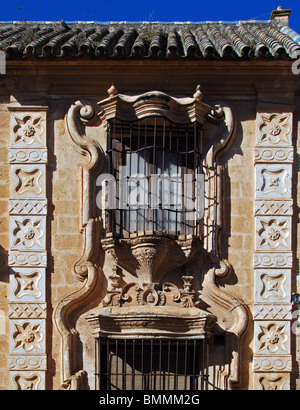 Reich verzierte Fenster, Adelspalast, Cilla del Cabildo De La Catedral de Sevilla, Osuna, Provinz Sevilla, Andalusien, Spanien. Stockfoto