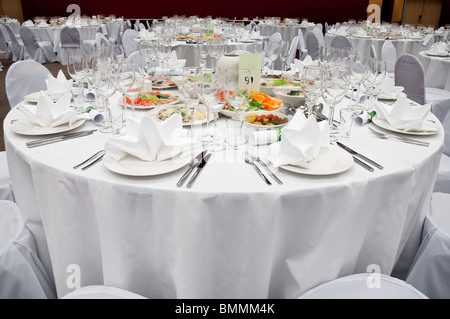 Weiße Hochzeit Ort bereit für die Gäste. Elegantes Bankett-Tischen für eine Konferenz oder eine Party vorbereitet. Stockfoto