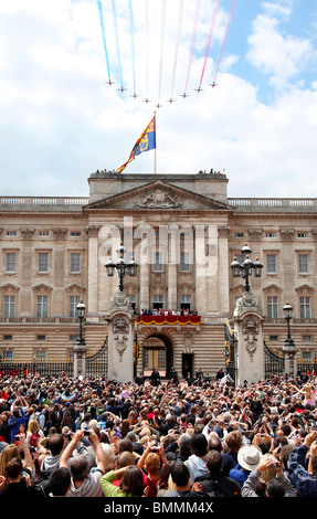 Rote Pfeile Durchflug im Buckingham Palace auf Queen "Elisabeths Geburtstagsfeiern Stockfoto
