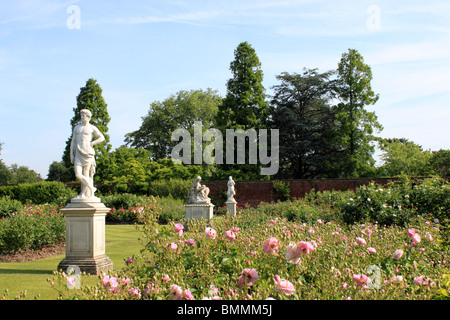 Klassischen Statuen im Rosengarten, Hampton Court Palace, East Molesey, Surrey, England, Großbritannien, Deutschland, UK, Europa Stockfoto