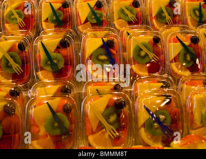 Das gesunde Essen LUNCH BOX OBST IN KUNSTSTOFFBEHÄLTER AUF ANZEIGE AUF EINEM MARKT LA BOQUERIA SPANIEN EUROPA Stockfoto