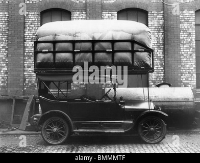 1917 Maxwell, die Verwendung von Gas als Brennstoff. Große Tasche mit Gas auf Dach. Stockfoto