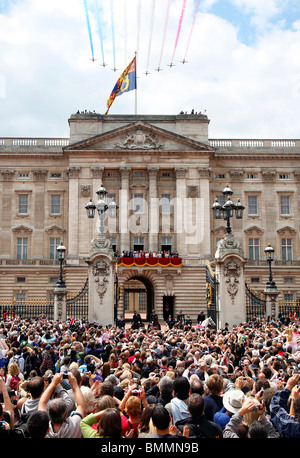 Königin und der königlichen Familie zu sehen "Rote Pfeile fliegen Vergangenheit" bei Trooping der Farbe Zeremonie am Buckingham Palace in London, 12. Juni 2010 Stockfoto