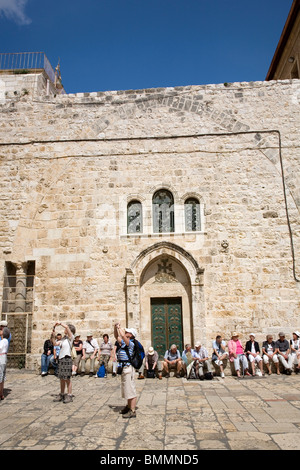 Grabeskirche Innenhof mit Touristen, Jerusalem - Israel Stockfoto