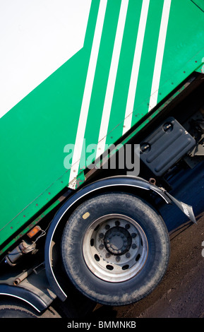 Sämaschine Drehgestell an LKW Doppel Hinterachse angehoben Stockfoto