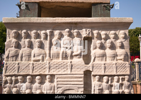 Steinschnitzereien an der Basis des ägyptischen Obelisken im Hippodrom, Istanbul, Türkei Stockfoto