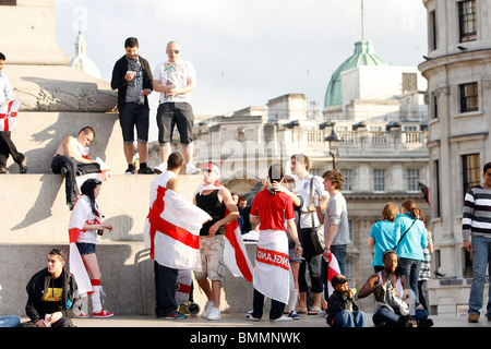 England Fußball-Fans auf dem Trafalgar Square in London während der WM 2010 Stockfoto