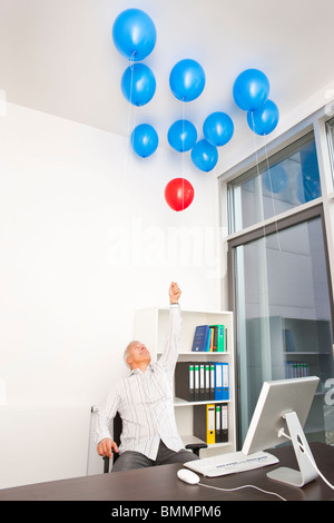 Geschäftsmann Kommissionierung roten Ballon Stockfoto