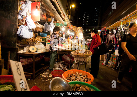 Lokale Marktstände in Wan Chai, Hong Kong Stockfoto