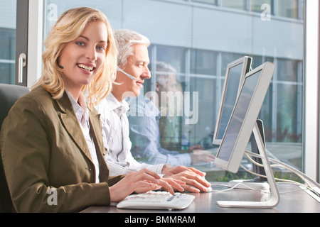 Frau mit Kopfhörer lächelnd zu Kamera Stockfoto