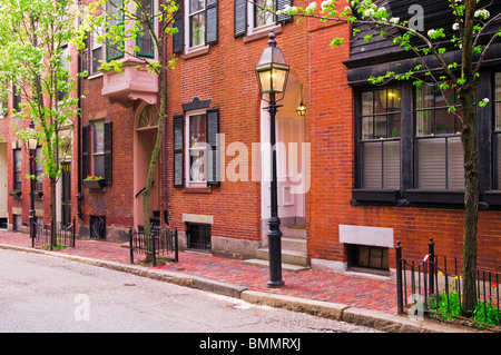 Backsteinhäuser und Gas Straßenlaterne auf Beacon Hill, Boston, Massachusetts Stockfoto