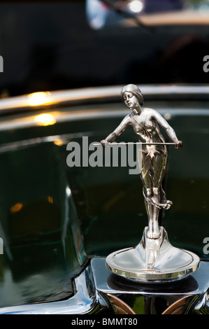 Kühlerfigur Chrom Frau auf einem klassischen Oldtimer Star Stockfoto