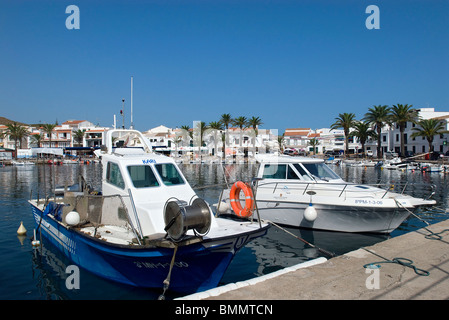 Boote im Hafen von Fornells, Menorca, Balearen, Spanien Stockfoto