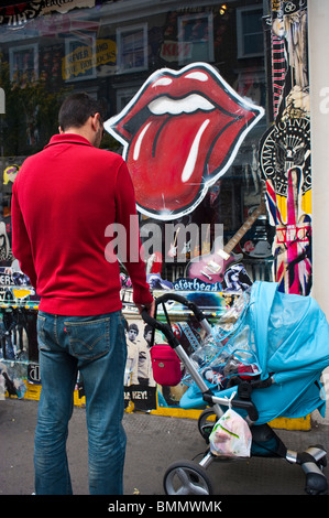 London, England, Großbritannien, People Shopping in Thrift Stores, Schaufenster, Rolling Stones Logo, Portobello Road, Young man Street, Vintage-Editorial-Mann Stockfoto