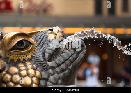 Ein Riesensalamander, Teil der "Das Ehekarussell" Brunnen von Juergen Weber in Nürnberg. Stockfoto