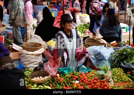 Händler verkaufen Obst und Gemüse auf dem Markt von Tarabuco findet jeden Sonntag in der Nähe von Sucre in Bolivien Stockfoto