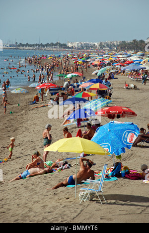 Urlauber am Strand, Torremolinos, Costa del Sol, Provinz Malaga, Andalusien, Spanien, Westeuropa. Stockfoto