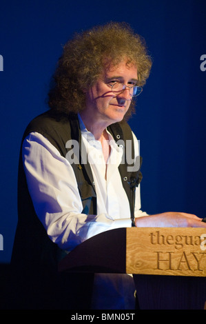 Brian May Queen-Gitarrist & Dachs Kämpferin abgebildet anlässlich Rednerpult während Hay Festival 2010 Heu am Wye Powys Wales UK Stockfoto