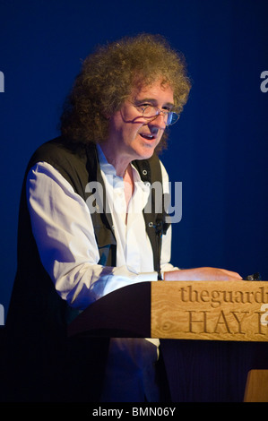 Brian May Queen-Gitarrist & Dachs Kämpferin abgebildet anlässlich Rednerpult während Hay Festival 2010 Heu am Wye Powys Wales UK Stockfoto