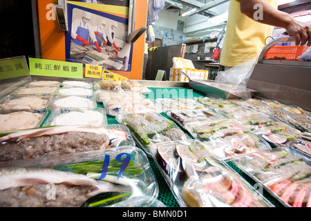 Meeresfrüchte und Fische werden durch den Menschen im Store in Hong Kong verkauft Stockfoto