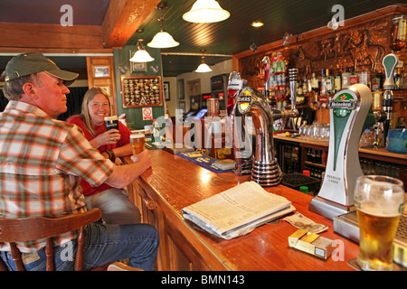 paar in einem Pub in der Nähe von Dundalk, Co. Louth, Irland Stockfoto