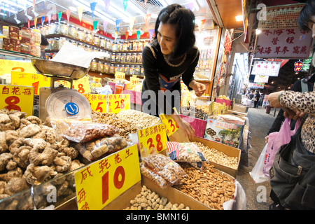 Kunden kaufen getrocknete Lebensmittel, Samen, Nüssen und andere Sachen im Store in Hong Kong Stockfoto