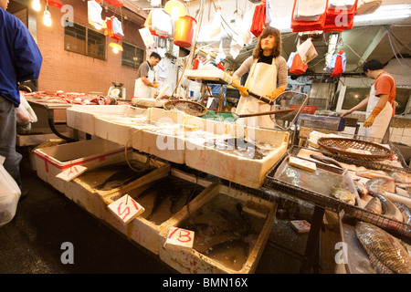 Meeresfrüchte auf dem Display zu verkaufen im Fischmarkt in Wan Chai, Hong Kong Stockfoto