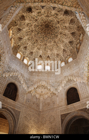 Die aufwändig gestalteten Detail einer gewölbten Decke in der Sala de los Abencerrajes in der Alhambra, Granada, Spanien Stockfoto