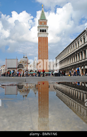 Bell Tower der Markusplatz Basilika spiegelt sich im Wasser, Markusplatz entfernt, Venedig, Italien Stockfoto