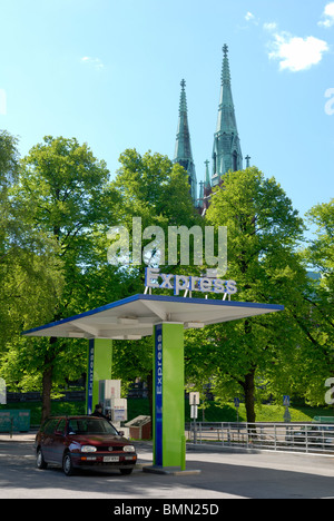 Es gibt nur wenige Tankstellen in der Innenstadt von Helsinki. Neste Oil Company hat eine Tankstelle an der einzigartigen Standor Stockfoto