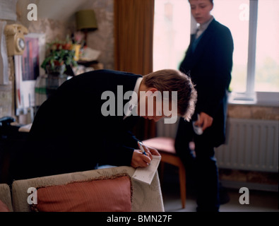 Eton College 1980. Ein Junge ausfüllen "Ordnungen" von seinem Haus Meister unterzeichnet werden. Stockfoto