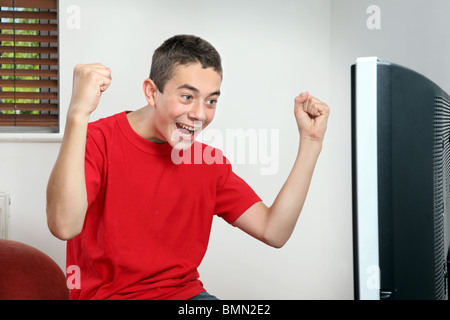 Jungen Fans jubeln bei Fußball- oder Fußball im Fernsehen Stockfoto