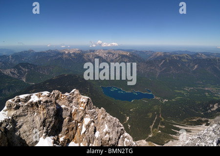 Eibsee-See gesehen vom Gipfel des Berges Zugspitze, dem höchsten Punkt in Deutschland Stockfoto