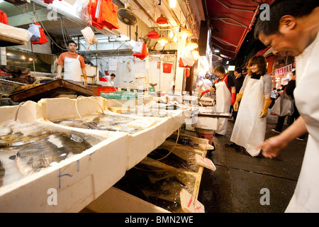 Fische und Meeresfrüchte auf dem Display im Shop im Fischmarkt in Hong Kong Stockfoto