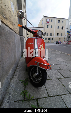 Rote Vespa Motorscooter parkten in der Nähe der Spaten-Brauerei, München Stockfoto