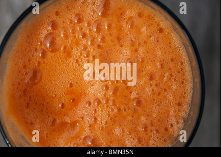 Ein Glas frisch gepressten Karotten und Apfelsaft von oben gesehen. Stockfoto