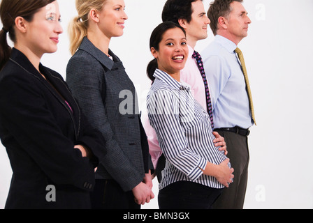 Glücklich Schwangere in Schlange von Menschen Stockfoto