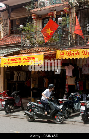 Eine Straße in der berühmten alten Viertel von Hanoi, Vietnam Stockfoto