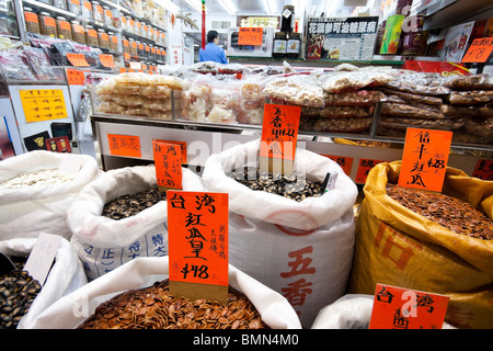 Trockenfutter, Samen, Nüssen und Hülsenfrüchten auf Verkauf im Supermarkt im Store in Wan Chai, Hong Kong Stockfoto
