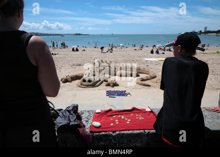 Sandskulpturen von einem Krokodil an der Plage De La Concurrence Stockfoto