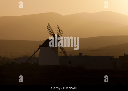 Eine traditionelle Windmühle in Llanos De La Conception auf der Kanarischen Insel Fuerteventura Stockfoto