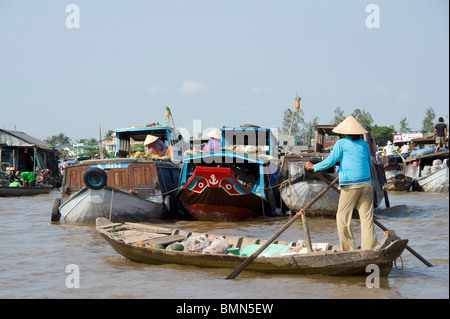 Eine Vietnamesin Rudern an der Cai Rang schwimmende Markt im Bereich Mekong-Delta in Vietnam Stockfoto