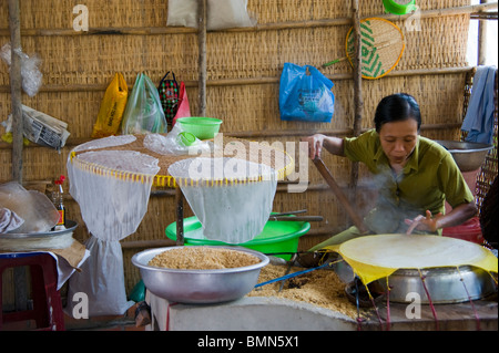 Eine Vietnamesin, die Herstellung von Reis-Papier Stockfoto