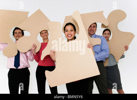 Team halten Puzzleteile Stockfoto