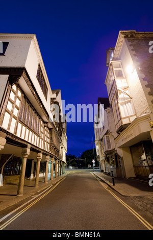England Devon Duke Street bei Nacht mit dem Butterwalk, Dartmouth, South Hams, Devon, England, Großbritannien Stockfoto
