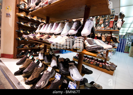 Schuhe von verschiedenen Vielfalt und Größen auf dem Display in Markt im Store in Hongkong Stockfoto