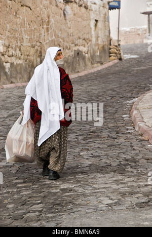 Alten verschleierte Frau auf der Straße zu Fuß. Capadoccia, Türkei, Asien. Stockfoto