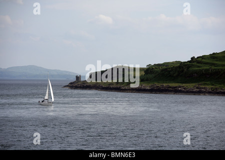 Segelboot in der Nähe der Duart Castle Isle of Mull, Schottland Stockfoto